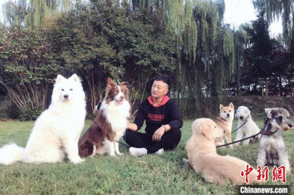 图为申慧亮和他矫正的宠物犬。受访者供图